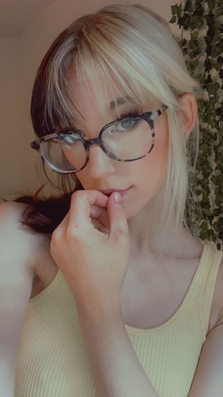 Foto di nudo di fuga di OnlyFans di Nakedella