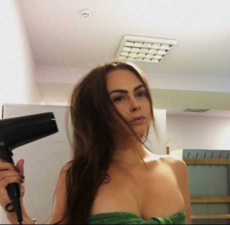 Foto di nudo di fuga di OnlyFans di Mihalina Novakovskaya