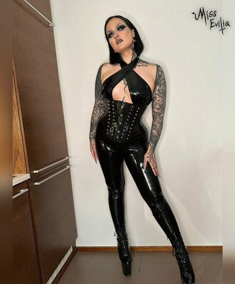 Foto di nudo di fuga di OnlyFans di Misseviliafree