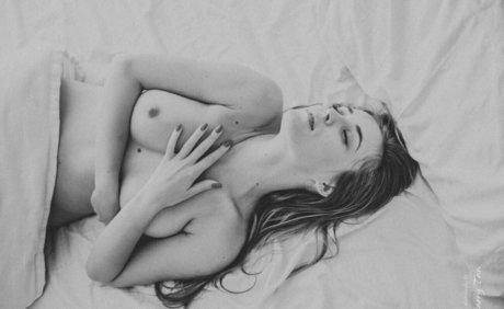Foto di nudo di fuga di OnlyFans di Adela Patrascan