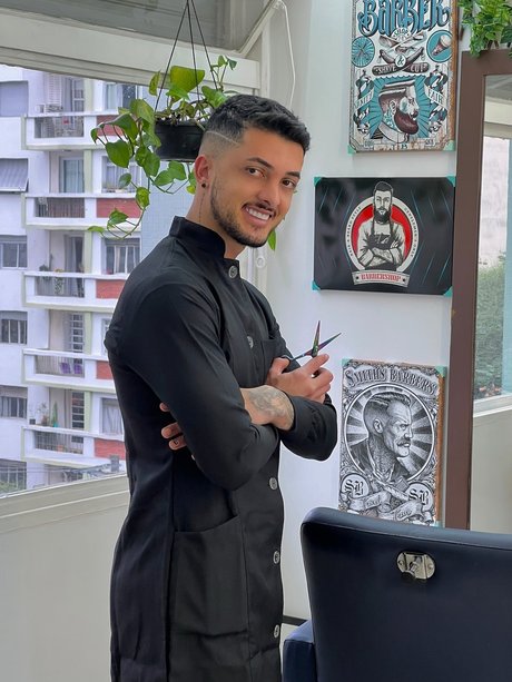 Foto di nudo di fuga di OnlyFans di Naked Barber  