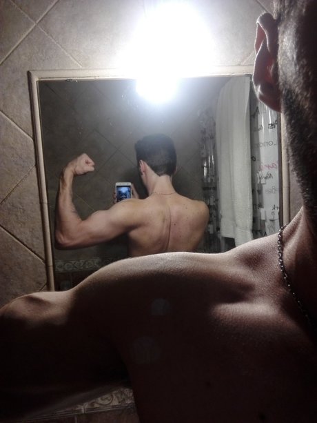 Foto di nudo di fuga di OnlyFans di Lautaro
