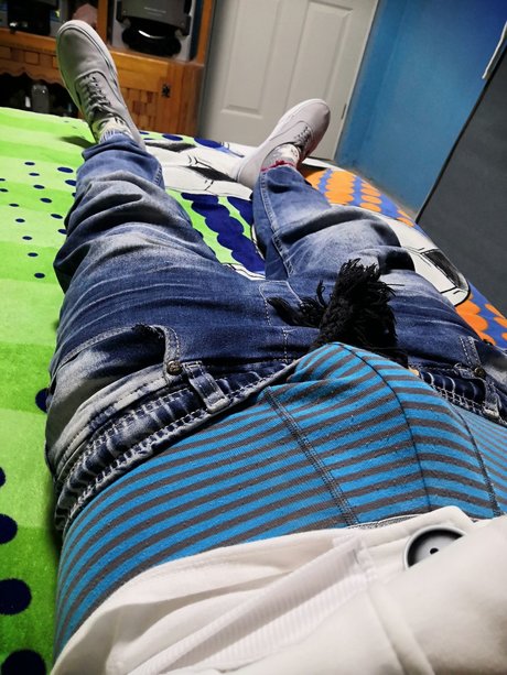 Foto di nudo di fuga di OnlyFans di Sagging Abs Wolf Shirtless