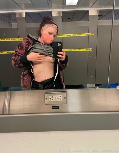 Foto di nudo di fuga di OnlyFans di Eeemmmthegoddess