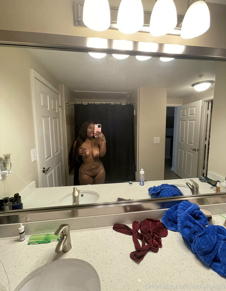 Foto di nudo di fuga di OnlyFans di Vickyhyuga