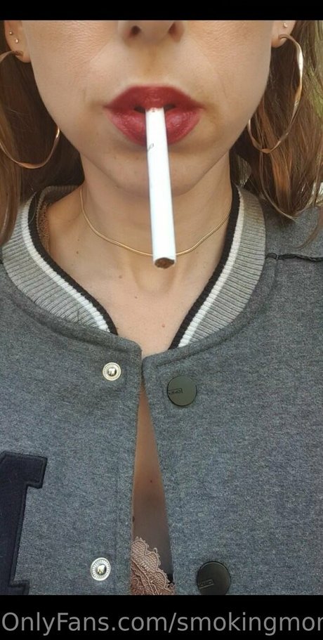 Foto di nudo di fuga di OnlyFans di Smokingmom
