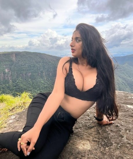 Foto di nudo di fuga di OnlyFans di Yajna Seni