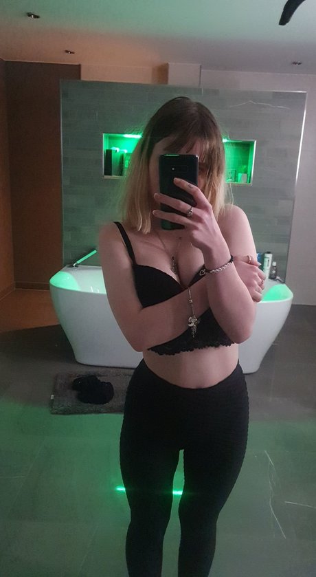 Foto di nudo di fuga di OnlyFans di Saskia