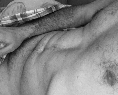 Foto di nudo di fuga di OnlyFans di Your Hero
