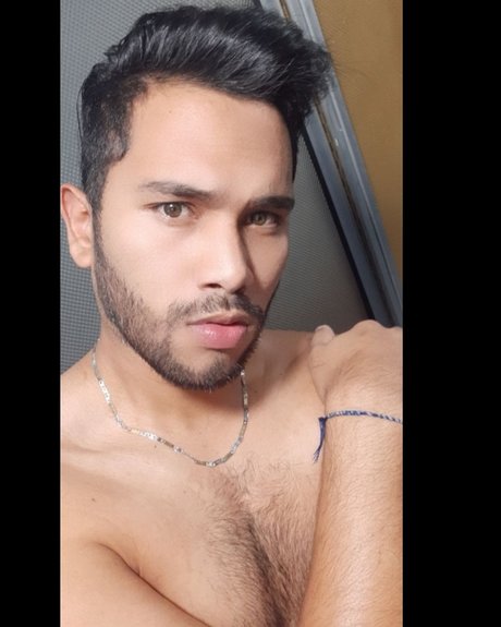 Foto di nudo di fuga di OnlyFans di Alex Rojas