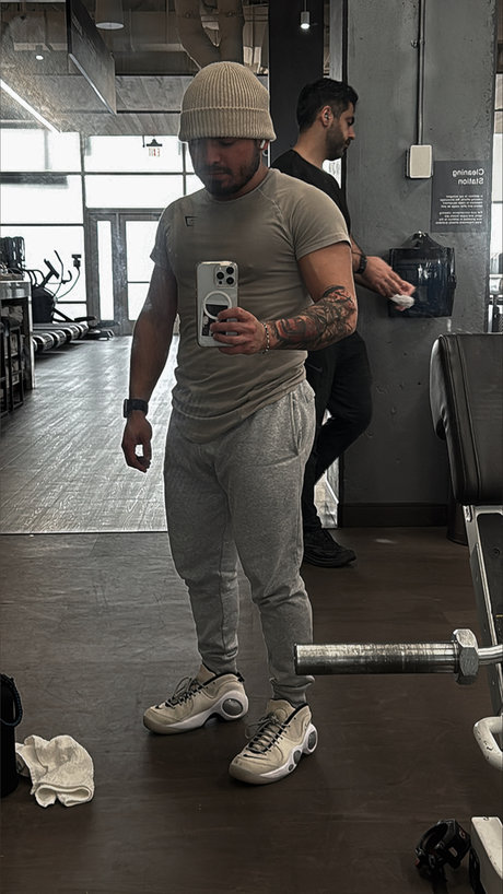 Foto di nudo di fuga di OnlyFans di Latino