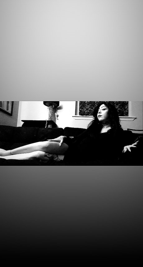Foto di nudo di fuga di OnlyFans di Glamour Ghoul