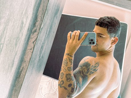 Foto di nudo di fuga di OnlyFans di Italo Montteiro
