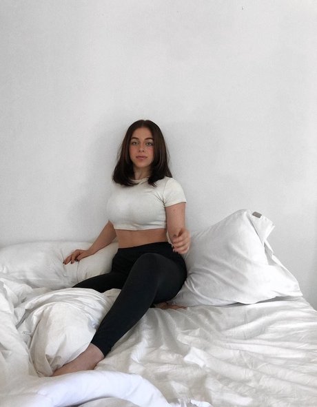 Foto di nudo di fuga di OnlyFans di Baby Ariel