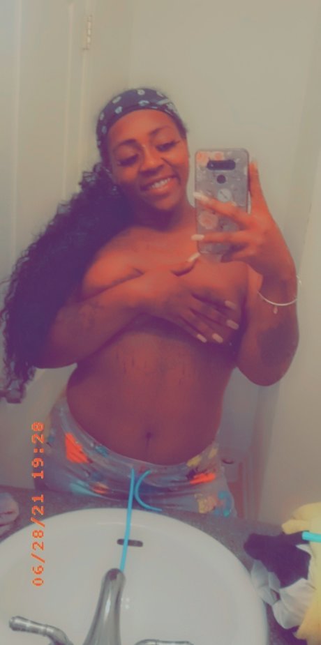 Foto di nudo di fuga di OnlyFans di Itsshennesseyyy
