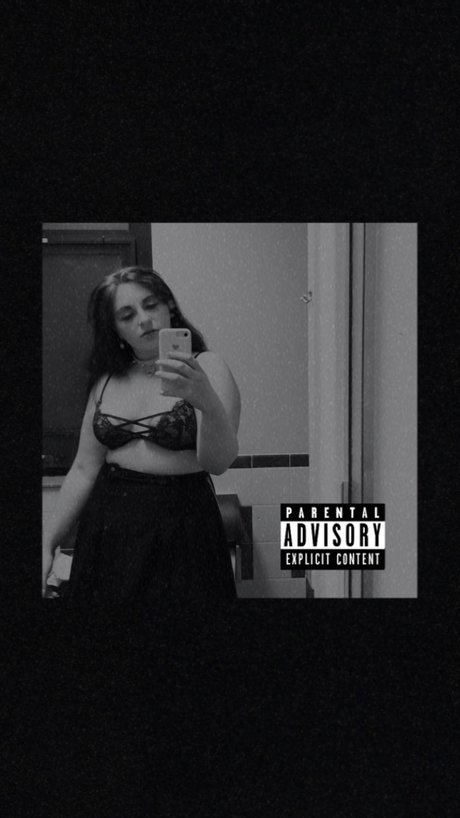 Foto di nudo di fuga di OnlyFans di Mara Ur Thicc Goth Gf