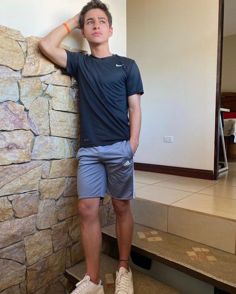 Foto di nudo di fuga di OnlyFans di Sebastian