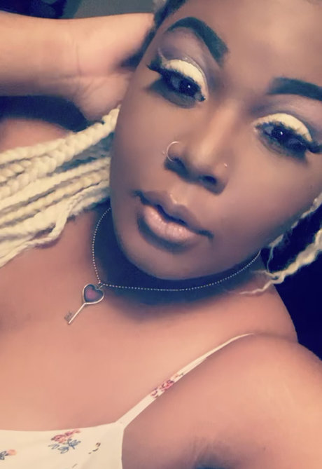Foto di nudo di fuga di OnlyFans di Kali