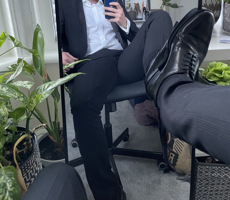 Foto di nudo di fuga di OnlyFans di Suited Guy
