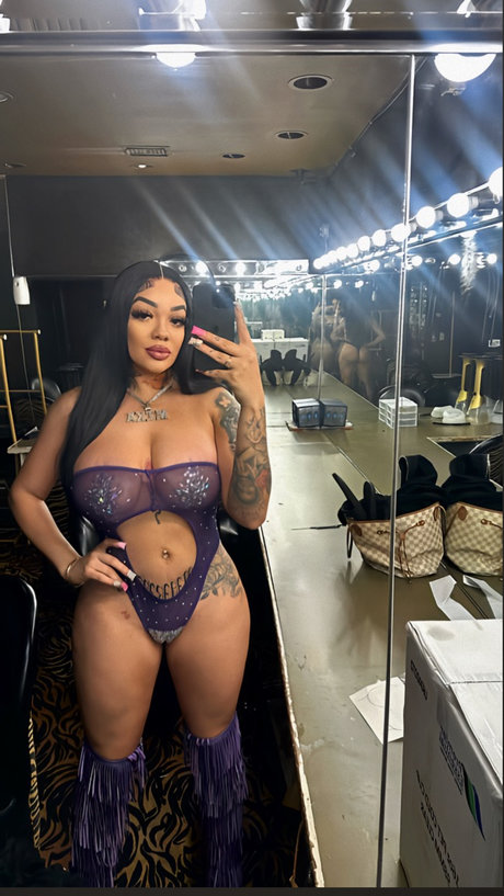 Foto di nudo di fuga di OnlyFans di Mika Ampamp Friends