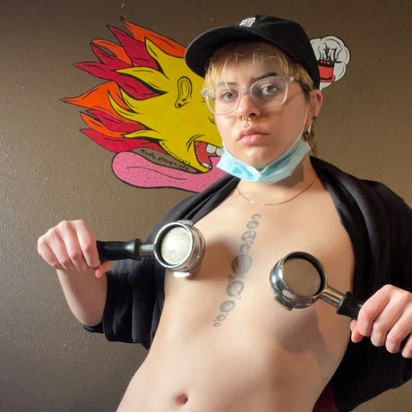 Foto di nudo di fuga di OnlyFans di Angsty Androgynous Baerista 