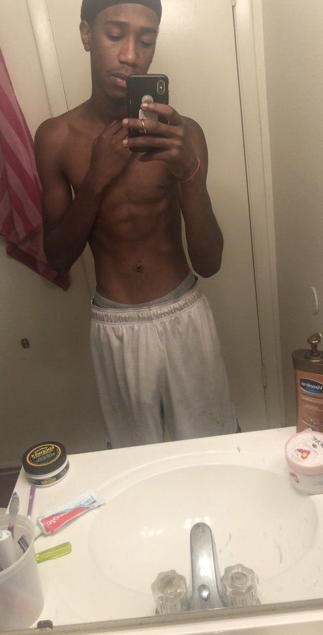 Foto di nudo di fuga di OnlyFans di 11 Inch Monster