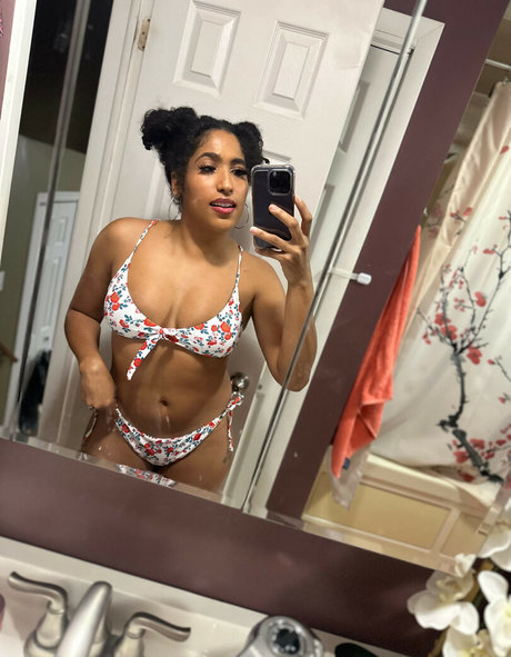 Foto di nudo di fuga di OnlyFans di Marti Belle