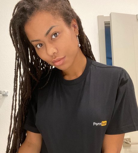 Foto di nudo di fuga di OnlyFans di Kira Noir