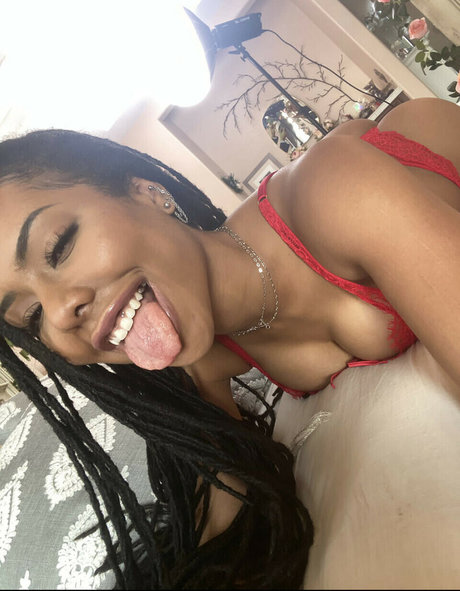 Foto di nudo di fuga di OnlyFans di Kira Noir