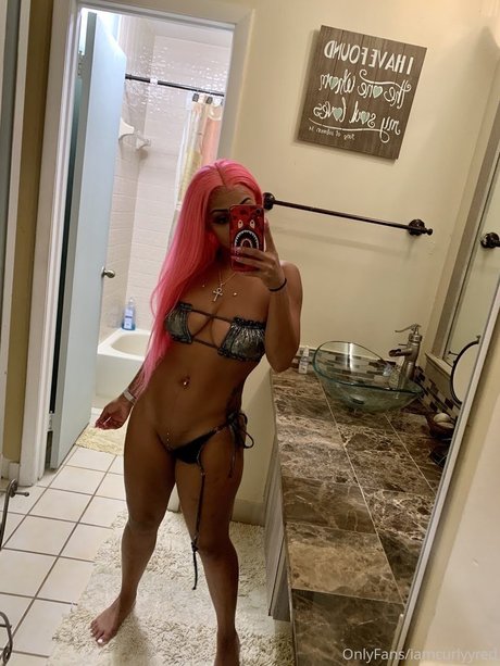 Foto di nudo di fuga di OnlyFans di Curly Red