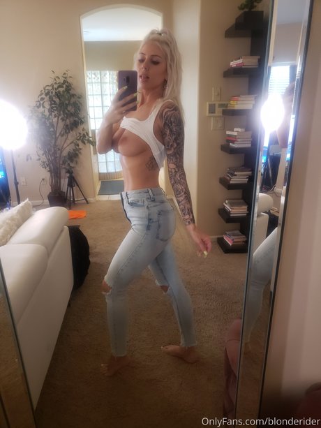 Foto di nudo di fuga di OnlyFans di Blonde Rider