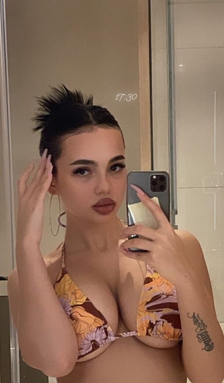 Foto di nudo di fuga di OnlyFans di Valya Karnaval