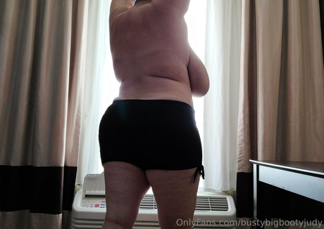Foto di nudo di fuga di OnlyFans di Bustybigbootyjudy