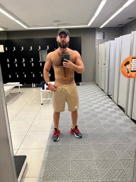 Foto di nudo di fuga di OnlyFans di George