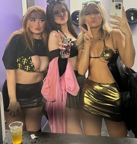 Foto di nudo di fuga di OnlyFans di Bustymia E