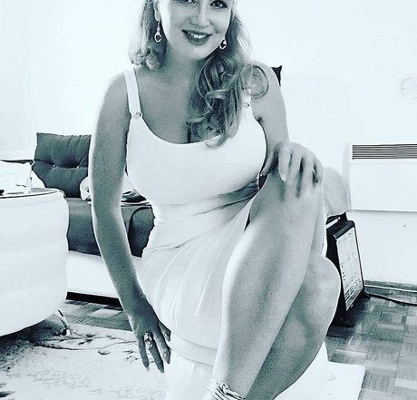 Foto di nudo di fuga di OnlyFans di Berina Fati