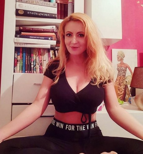Foto di nudo di fuga di OnlyFans di Berina Fati
