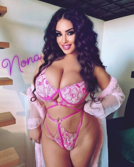 Foto di nudo di fuga di OnlyFans di Nona Adams