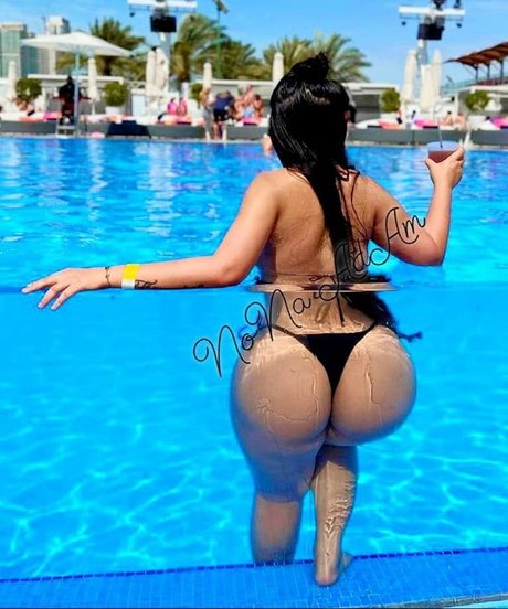 Foto di nudo di fuga di OnlyFans di Nona Adams