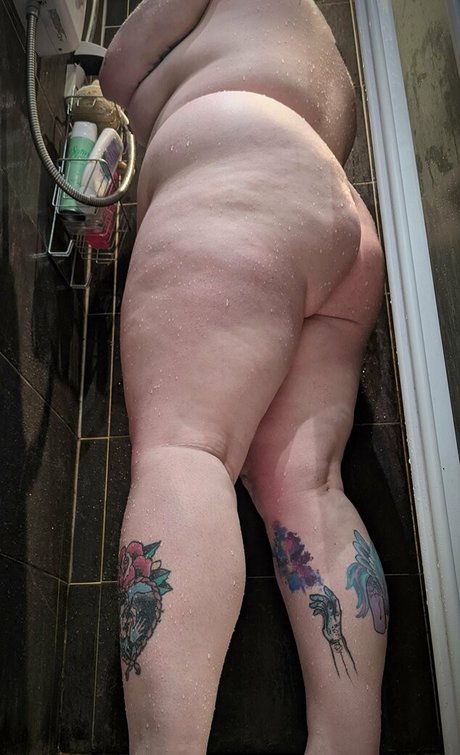 Foto di nudo di fuga di OnlyFans di Gothharlotbbw