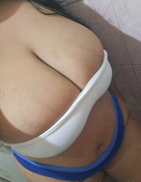Foto di nudo di fuga di OnlyFans di Curvylatinakay1