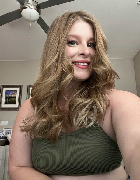 Foto di nudo di fuga di OnlyFans di Curvykrysta