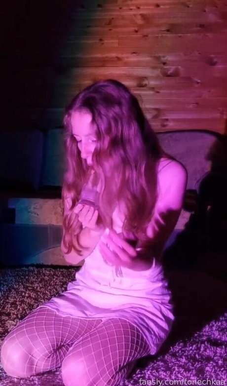 Foto di nudo di fuga di OnlyFans di Tonechkaa