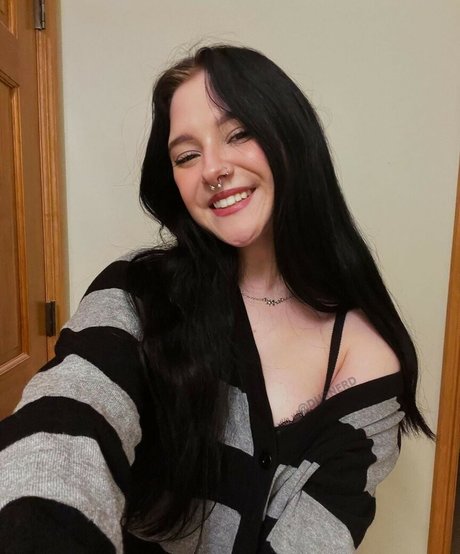 Foto di nudo di fuga di OnlyFans di Babydana