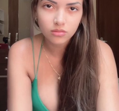 Foto di nudo di fuga di OnlyFans di Larinha