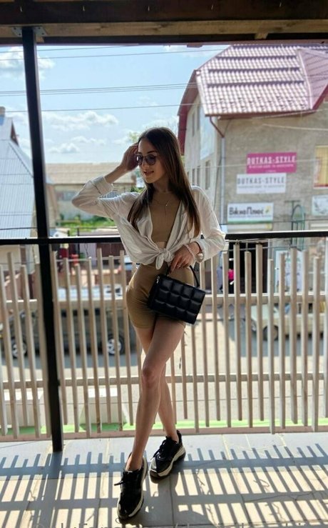 Daniella_white