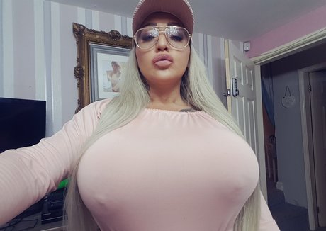 Foto di nudo di fuga di OnlyFans di Bigbustyblondeuk
