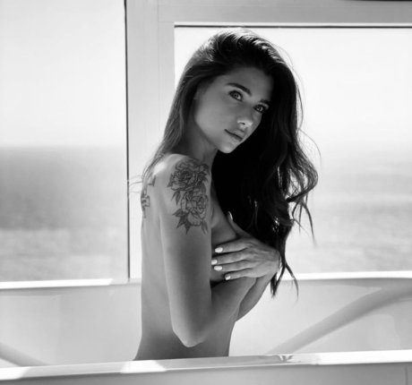 Foto di nudo di fuga di OnlyFans di Milana Vino