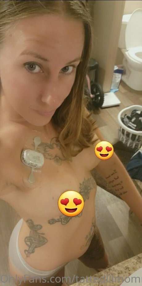 Foto di nudo di fuga di OnlyFans di Tattedlilmomma1990