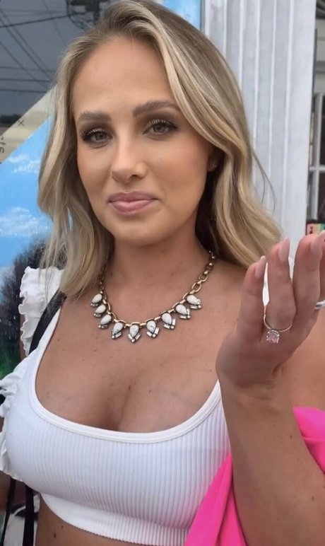 Foto di nudo di fuga di OnlyFans di Tomi Lahren